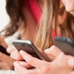 Los chicos argentinos usan celular y redes sociales cada vez más jóvenes